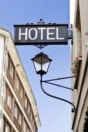 na zdjęciu szyld hotelu