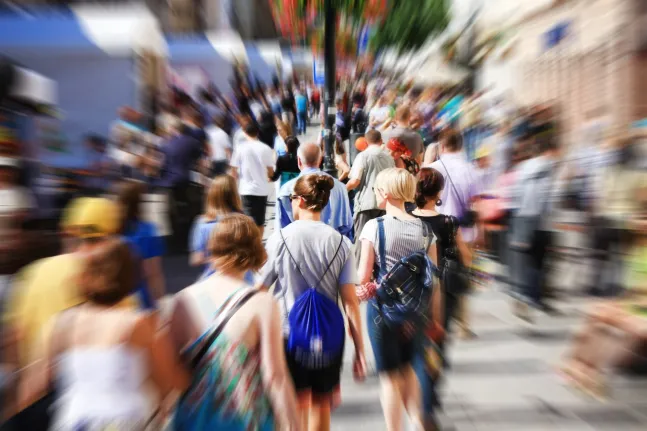 Na zdjęciu tłum ludzi na ulicy